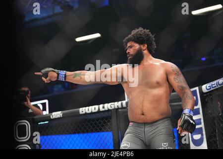 ATLANTA, GÉORGIE, ATLANTA, GÉORGIE, ÉTATS-UNIS. 24th juin 2022. ATLANTA, GA - JUIN 24 : Sam Kei (L) et Juan Adams (R) se rencontrent dans l'octogone pour un combat de 3 tours à fort poids à l'OTE Arena pour PFL - Featherweight and heavers on 24 juin 2022 à ATLANTA, GA, États-Unis. (Credit image: © Louis Grasse/PX Imagens via ZUMA Press Wire) Credit: ZUMA Press, Inc./Alamy Live News Banque D'Images