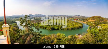 Sanctuaire de Chao Mae Tubtim Thong, temple de crocodiles au point de vue de Prachuap Khiri Khan, Thaïlande Banque D'Images