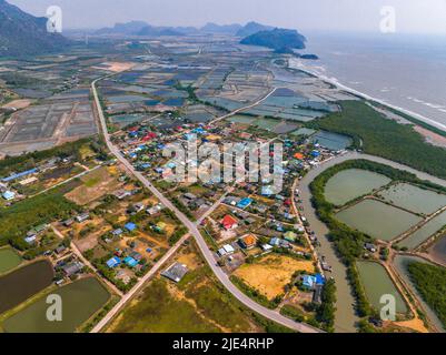 Vue aérienne de Khao Daeng View point, la montagne rouge, dans le parc national Sam Roi Yot, à Prachuap Khiri Khan, Thaïlande Banque D'Images