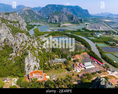 Vue aérienne de Khao Daeng View point, la montagne rouge, dans le parc national Sam Roi Yot, à Prachuap Khiri Khan, Thaïlande Banque D'Images