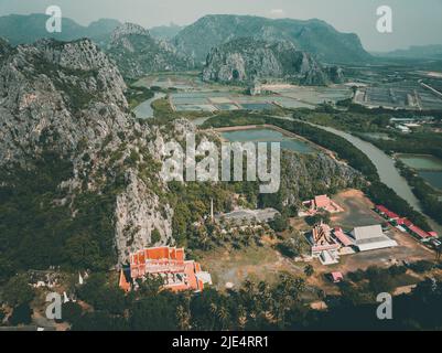 Vue aérienne de Khao Daeng View point, la montagne rouge, dans le parc national Sam Roi Yot, à Prachuap Khiri Khan, Thaïlande Banque D'Images