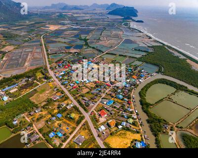 Vue aérienne de Khao Daeng View point, la montagne rouge, dans le parc national Sam Roi Yot, à Prachuap Khiri Khan, Thaïlande Banque D'Images