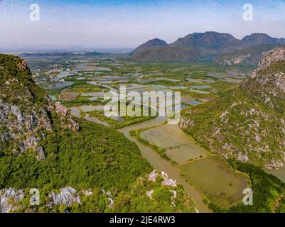 Vue aérienne de Khao Daeng View point, la montagne rouge, dans le parc national Sam Roi Yot, à Prachuap Khiri Khan, Thaïlande Banque D'Images