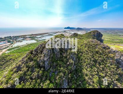 Vue aérienne de Khao Daeng View point, la montagne rouge, dans le parc national Sam Roi Yot, à Prachuap Khiri Khan, Thaïlande Banque D'Images