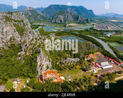 Vue aérienne de Khao Daeng View point, la montagne rouge, dans le parc national Sam Roi Yot, à Prachuap Khiri Khan, Thaïlande Banque D'Images