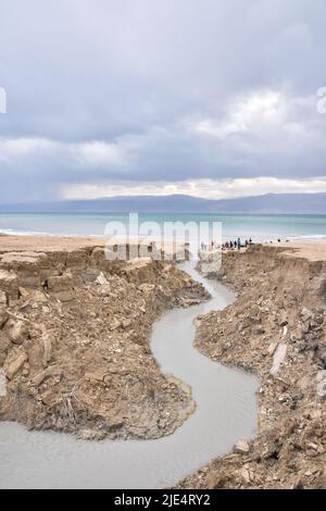 Gouffre rempli d'eau turquoise, près de la côte de la mer Morte. Trou formé lorsque le sel souterrain est dissous par intrusion d'eau douce, en raison de la chute continue du niveau de la mer. . Photo de haute qualité Banque D'Images