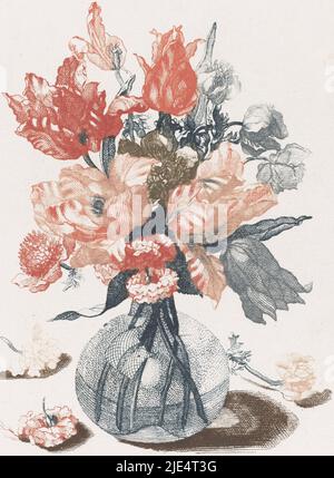 Vase en verre avec tulipes rouges et autres fleurs. A côté du vase trois fleurs tombées, cinq gravures de fleurs dans un vase en verre fleurs dans un vase en verre., imprimeur: Anonyme, Jean Baptiste Monnoyer, Johan Teyler, pays-Bas, 1688 - 1698, papier, gravure, h 209 mm × l 156 mm Banque D'Images