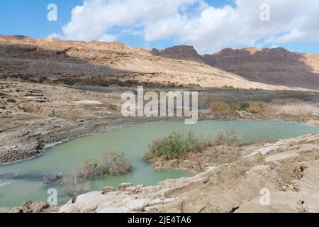 Gouffre rempli d'eau turquoise, près de la côte de la mer Morte. Trou formé lorsque le sel souterrain est dissous par intrusion d'eau douce, en raison de la chute continue du niveau de la mer. . Photo de haute qualité Banque D'Images