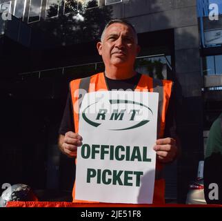 Londres, Angleterre, Royaume-Uni. 25th juin 2022. Un membre du syndicat RMT détient un écriteau « pique-niquet officiel » à l'extérieur de la gare d'Euston pendant le troisième jour de la grève nationale des chemins de fer. Le syndicat des travailleurs du transport ferroviaire, maritime et maritime (RMT) organise des présentations pour protester contre les salaires insatisfaisants, les coupures gouvernementales et les conditions de travail. (Credit image: © Vuk Valcic/ZUMA Press Wire) Credit: ZUMA Press, Inc./Alamy Live News Banque D'Images