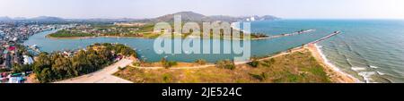Vue aérienne de l'estuaire de Pak Nam Pranburi à Prachuap Khiri Khan, Thaïlande Banque D'Images