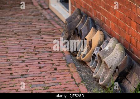 Enkhuizen, pays-Bas. Juin 2022. Des sabots à l'ancienne au musée Zuiderzee d'Enkhuizen. Photo de haute qualité. Mise au point sélective. Banque D'Images