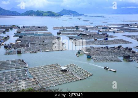 Lac Fujian kasumigaura trous dans le nord des bateaux de pêche surplombant Banque D'Images