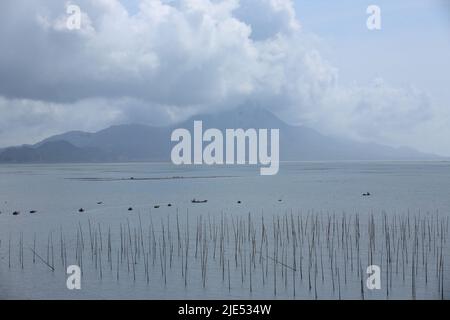 Lac Fujian kasumigaura trous dans le nord des bateaux de pêche surplombant Banque D'Images