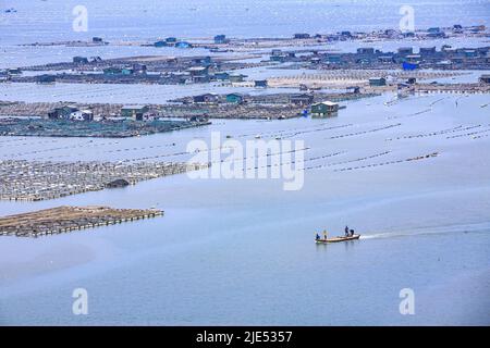 Lac Fujian kasumigaura trous dans le nord des bateaux de pêche surplombant Banque D'Images