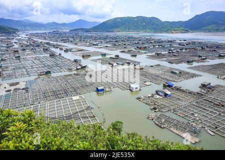 Lac Fujian kasumigaura trous dans le nord des bateaux de pêche surplombant Banque D'Images