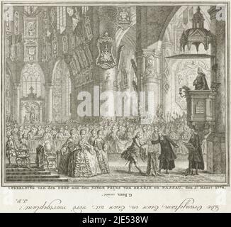 La cérémonie de baptême du Prince Willem George Frederik, 3 mars 1774 au Grote Kerk à la Haye. Le prince William V baptise l'enfant, à gauche, la princesse Wilhelmina de Prusse, avec des dames devant le tribunal, sur les prêcheurs de droite. Au-dessous de la scène un verset à six lignes en néerlandais, imprimé à partir d'une assiette séparée, cette assiette imprimée à l'envers, Baptême du Prince William George Frederik, 1774 image du Baptême du Jeune Prince d'Orange et de Nassau, 3rd mars 1774., imprimerie : Simon Fokke, (mentionné sur l'objet), Simon Fokke, (mentionné sur l'objet), Jan Fokke, (Mentionné sur l'objet), pays-Bas du Nord Banque D'Images