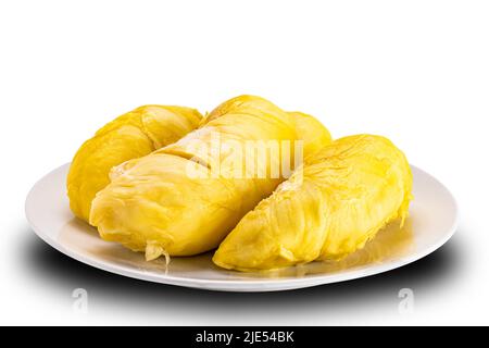 Vue en gros plan des palpes de durian frais sur plaque en céramique blanche isolée sur fond blanc avec chemin de découpe. Banque D'Images