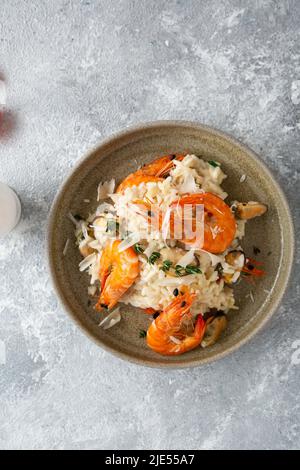 Vue en hauteur riz avec risotto aux fruits de mer crevettes grillées Banque D'Images