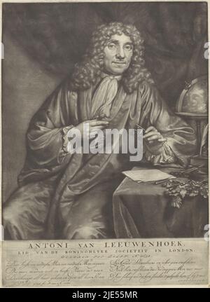 Le marchand et scientifique Anthony van Leeuwenhoek avec le microscope 'Van Leeuwenhoek' dans sa main. Sur la table sur laquelle il est assis un globe, une branche, un matériel d'écriture et des instruments de mesure. Dans la marge sont son nom, date de naissance et une ode, Portrait d'Anthony van Leeuwenhoek., imprimerie: Jan Verkolje, (mentionné sur l'objet), après: Jan Verkolje, (mentionné sur l'objet), éditeur: Jan Verkolje, (Mentionné sur l'objet), Delft, 1686, papier, h 298 mm × l 216 mm Banque D'Images