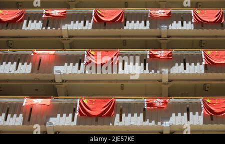 Drapeaux pour célébrer le 25th anniversaire de la création de l'administration spéciale de Hong Kong à Ping Shek Estate, Hong Kong Banque D'Images