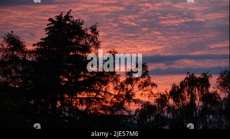 Superbe coucher de soleil vue à l'ouest depuis le village de Snowshill dans Gloucestershire Banque D'Images