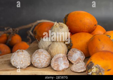 Ecrou de bétel ou écrou d'areca isolé sur fond en bois. Banque D'Images