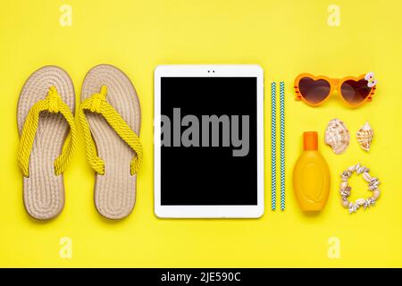 Accessoires de natation - tongs de plage à la mode, orangeheart - lunettes de forme, coquillages, tablette blanche, bloc de soleil sur fond jaune plat Lay Top vue été, voyage, fête, concept de vacances. Banque D'Images
