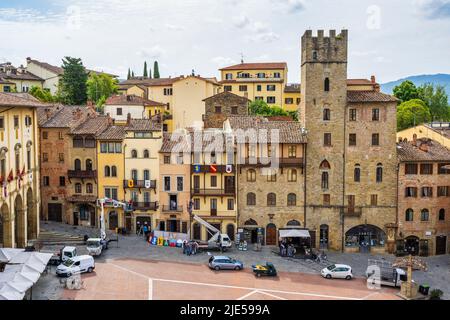 Vue aérienne de la Piazza Grande depuis le haut du clocher du Palazzo della Fraternita dei Laici dans le centre-ville historique d'Arezzo en Toscane, Italie Banque D'Images