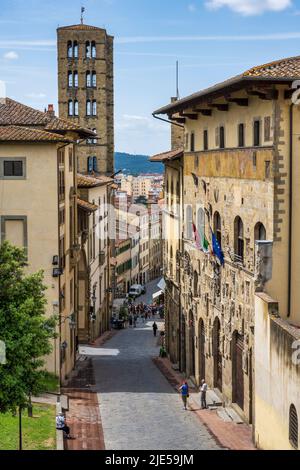 Vue sur la via dei Pileati, avec le Palazzo Pretorio (aujourd'hui la bibliothèque Arezzo) sur la droite, dans le centre-ville historique d'Arezzo en Toscane, Italie Banque D'Images