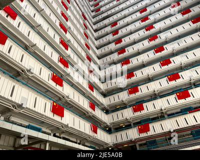 Drapeaux pour célébrer le 25th anniversaire de la création de l'administration spéciale de Hong Kong à Ping Shek Estate, Hong Kong Banque D'Images