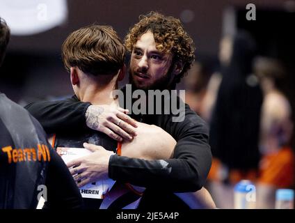 ROTTERDAM - le champion hollandais Jordi Hagenaar est adopté par Bart Deurloo lors de la finale masculine de la gymnastique néerlandaise les finales à Ahoy. Le combat de titre national fait partie de NKnl, un nouveau concept aux pays-Bas dans lequel les championnats hollandais de sports multiples ont lieu dans la même ville et le même week-end. Cela comprend la gymnastique, la natation et la boxe. ANP IRIS VAN DEN BROEK Banque D'Images