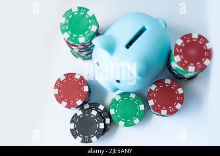 Banque de porc et jetons de poker isolés sur blanc. Banque D'Images