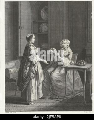Dans une pièce une femme assise dans une robe et un chapeau sur sa tête. De sa main elle regarde un chapeau donné par la femme debout en face de ses chapeaux de vente. Sur la droite, sur un banc, est son cercueil avec la marchandise. Avec légende sur la mode dans les chapeaux, intérieur avec deux élégantes dames regardant de nouveaux chapeaux la coeffeuse, imprimeur: Dominique Sornique, (mentionné sur l'objet), après: Etienne Jeaurat, (mentionné sur l'objet), éditeur: Etienne Jeaurat, éditeur: (Mentionné sur l'objet), Paris, 1718 - 1756, papier, gravure, gravure, h 378 mm × l 275 mm Banque D'Images