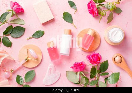 Assortiment de produits de beauté à base de plantes avec huile de rose ou extrait de rose sur fond rose avec fleurs de rose naturelles.Naturel, sans plastique, frien écologique Banque D'Images