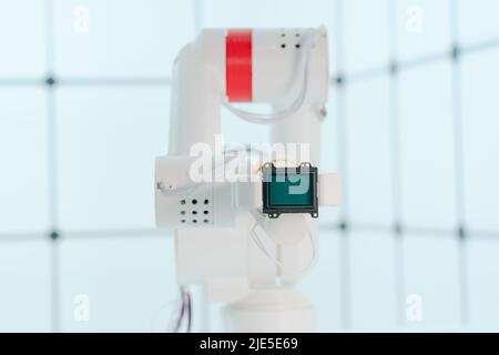 Bras du robot avec capteur d'image CCD et CMOS dans le manipulateur.Concept sur le thème de la vision artificielle et de la reconnaissance de modèle Banque D'Images