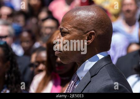 New York, New York, États-Unis. 24th juin 2022. Le maire Eric Adams et les employés de la ville se sont réunis sur les marches de l'hôtel de ville pour traiter de la décision de la Cour suprême des États-Unis renversant Roe contre Wade interdisant effectivement les avortements aux États-Unis. (Credit image: © Lev Radin/Pacific Press via ZUMA Press Wire) Banque D'Images
