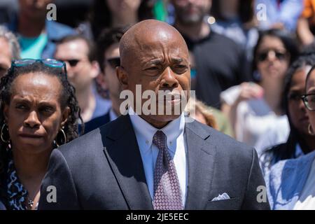 New York, New York, États-Unis. 24th juin 2022. Le maire Eric Adams et les employés de la ville se sont réunis sur les marches de l'hôtel de ville pour traiter de la décision de la Cour suprême des États-Unis renversant Roe contre Wade interdisant effectivement les avortements aux États-Unis. (Credit image: © Lev Radin/Pacific Press via ZUMA Press Wire) Banque D'Images