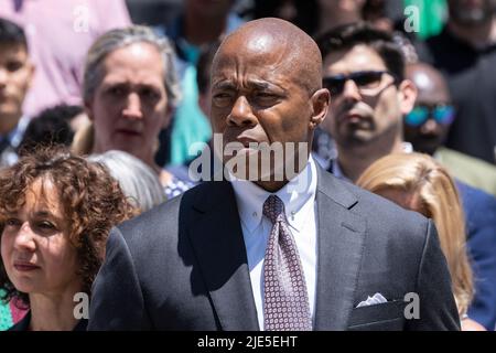 New York, New York, États-Unis. 24th juin 2022. Le maire Eric Adams et les employés de la ville se sont réunis sur les marches de l'hôtel de ville pour traiter de la décision de la Cour suprême des États-Unis renversant Roe contre Wade interdisant effectivement les avortements aux États-Unis. (Credit image: © Lev Radin/Pacific Press via ZUMA Press Wire) Banque D'Images