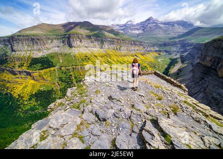 Femme en randonnée dans les sommets des Pyrénées dans la vallée de l'Ordesa, en Espagne. Banque D'Images