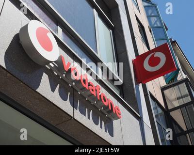 NUERNBERG, ALLEMAGNE - VERS JUIN 2022 : panneau de vitrine Vodafone Banque D'Images