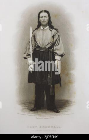 Portrait vintage d'une femme solider portant son uniforme militaire traditionnel et tenant une épée dans un imprimé sépia. Banque D'Images