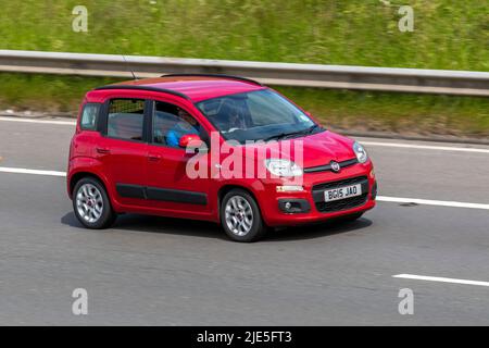 2015 (15) Red FIAT PANDA POP 1242cc essence petite voiture urbaine italienne ; sur l'autoroute M6, Royaume-Uni Banque D'Images