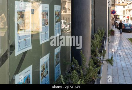 Felanitx, Espagne; avril 04 2022: Une vitrine d'une agence immobilière avec des annonces de maisons à vendre, dans la ville majorquine de Feleanitx, o Banque D'Images