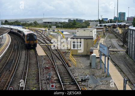Les trains partent à la gare de Fratton à Portsmouth pendant la grève des trains RMT. Banque D'Images