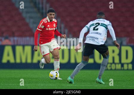 Porto Alegre, Brésil. 24th juin 2022. : Taison do Internacional, pendant le match entre Internacional et Coritiba, pour la ronde 14th du Campeonato Brasileiro Serie a 2022, à l'Estadio Beira-Rio, ce vendredi 24th. (Max Peixoto/SPP) crédit: SPP Sport Press photo. /Alamy Live News Banque D'Images