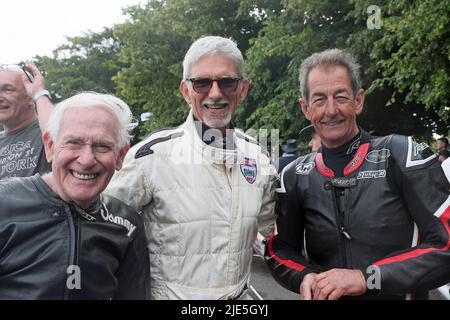 Goodwood, West Sussex, Royaume-Uni 25th juin 2022. Ancien champion du monde britannique F1 avec les motocyclistes Sammy Miller et Steve Parrish au Goodwood Festival of Speed – « les innovateurs – les chefs d’œuvre du sport automobile », à Goodwood, West Sussex, Royaume-Uni. © Malcolm Greig/Alamy Live News Banque D'Images