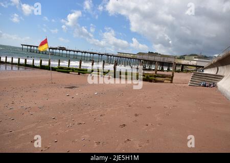 Teignmouth Pier et groyne sur la plage. Banque D'Images