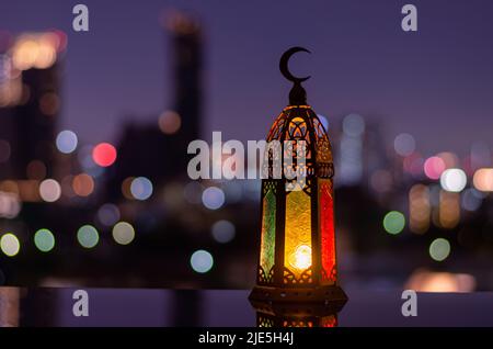 Lanterne qui a le symbole de lune sur le dessus pour la fête musulmane du mois Saint de Ramadan Kareem et le concept du nouvel an islamique. Banque D'Images