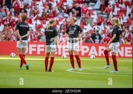 Copenhague, Danemark. 24th juin 2022. Luna Gewitz (18) et Katherine Kühl (15) du Danemark s'échauffent avant l'ami du football entre le Danemark et le Brésil à Parken à Copenhague. (Crédit photo : Gonzales photo/Alamy Live News Banque D'Images