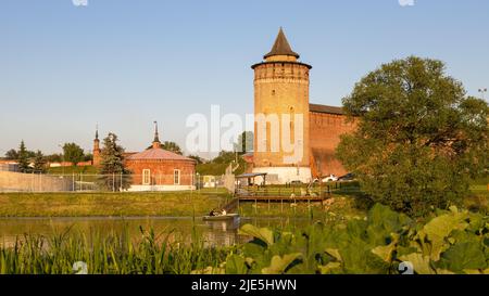 Kolomna, Russie - 9 juin 2022 : vue sur la tour de la Marinkina dans l'ancien Kremlin de Kolomna, sur la rivière Kolomenka dans la vieille ville de Kolomna, au coucher du soleil d'été Banque D'Images